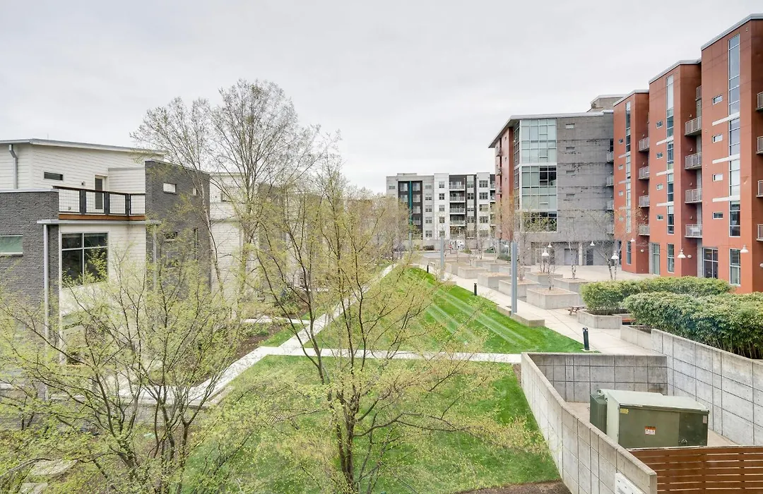 Smart, Stylish Music City Condo - Concierge, Restaurants, Gym, Rooftop Patio, Parking-1