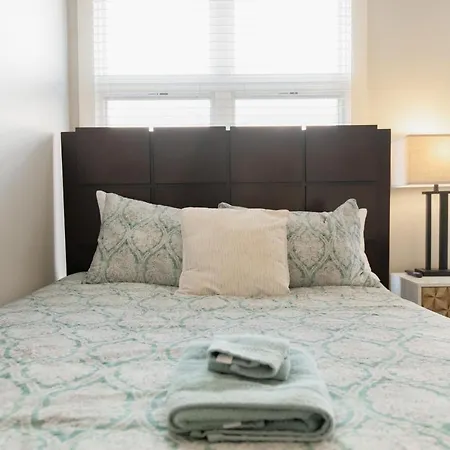 West End Townhome With 2 En-Suites And Free Private Parking-2