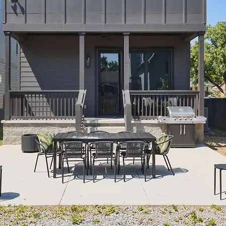 Huge Rooftop Patio At This Stunning Spacious House-2