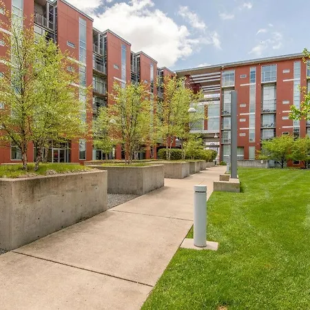 Smart, Stylish Music City Condo - Concierge, Restaurants, Gym, Rooftop Patio, Parking-2